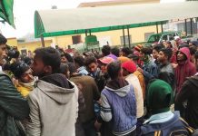 विद्यार्थीद्वारा बरहथवा नगरपालिका कार्यालयमा तोडफोड, प्रहरीको प्रहारबाठ विद्यार्थी घाईते