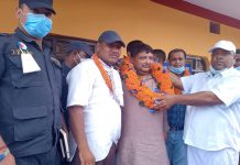 खेलमैदानलाई रंगशालामा स्तरोन्नती गर्ने मन्त्री सिंहको प्रतिबद्धता, बरहथवाका नागरिकले २० केजीको माला लगाई गरे मन्त्री सिंहको स्वागत