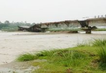 सर्लाहीमा निर्माणकै चरणमा रहेको पुल भत्कियो,कुख्यात कम्पनीले निर्माणको जिम्मा पाएकाले पटकपटक पुल भत्किएको स्थानीयको आरोप