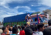 वडाध्यक्ष कार्कीको अगुवाईमा विद्युत कटौतीको विरोध गर्दै लालबन्दीका युवाद्वारा प्रदर्शन