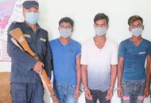 हतियारसहित पक्राउ परेका तीन युवकलाई सर्लाही प्रहरीले गर्यो,सार्वजनिक