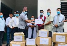 प्राथमिक स्वास्थ्य केन्द्र लालबन्दीलाई बिभिन्न स्वास्थ्य सामग्री प्राप्त