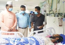 हात्तीको आक्रमणबाट घाइतेभएकाको नगरप्रमुख प्रसाईव्दारा उपचारको प्रवन्ध