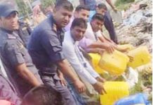 प्रहरीद्वारा ३०० लिटर अवैध मदिरा नष्ट