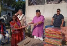 मन्त्री सिंहले बाडे, १००० बढी विपन्न नागरिकलाई छठमा लगाउन कपडा