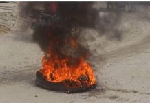 प्रहरी भ्यानले ठक्कर दिएर व्यवसायीकाे मृत्यु भएको भन्दै उद्योग व्यवसायीद्वारा बयलवास बजार बन्द : प्रहरी कार्यालय अगाडि टायर बालेर प्रदर्शन