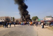 आफ्नो साथीको ट्रकको ठक्करबाट ज्यान गएको भन्दै , विद्यार्थीले गरे : टायर बालेर प्रदर्शन