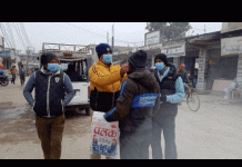 स्वास्थ्य सामग्री बाँड्न सडकमा निस्किए ; सर्लाहीका पत्रकारहरु