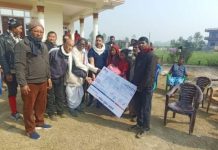 कांग्रेस नेता आचार्यले गरे,प्रहरी भ्यानकाे ठक्करबाट मृत्यु भएका महताे परिवारलाई ५ लाखको चेक हस्तान्तरण