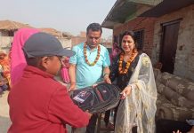 वैवाहिक वार्षिकोत्सवमा दिए; गुप्ता दम्पतीले गरिब विपन्न विद्यार्थीलाई स्कुल ब्याग र स्टेसनरी