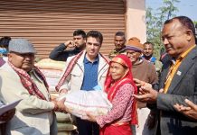 कांग्रेस मधेस प्रदेश सदस्य रिजालले गरे विपन्न परिवारलाई चामल वितरण,मन्त्री सिंह भन्छन् :कांग्रेसनै हाे जनतालाई माया गर्ने पार्टी