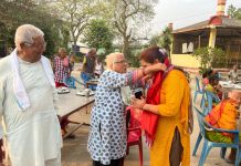 युवा नेता मैनालीले गरे;श्रीमतीकाे जन्मदिनमा वृद्धाश्रममा खाद्यान्न दाना