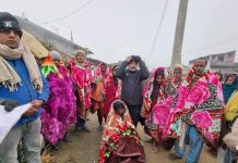 शीतलहरबाट प्रताडित नागरिकलाई मल्हमपट्टी लगाउदै; डाक्टर झा