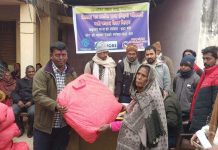 अध्यक्ष महतोले गरे;एकल विधवा महिलालाई फाइबर सिरक वितरण