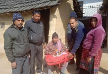 वडाध्यक्ष ढुंगेलले वितरण गरे; वृद्धवृद्धाकाे घरघरमै पुगेर सिरक र हर्लिक्स