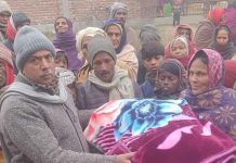 समाजसेवी साहले विपन्न परिवारलाई बाडे; न्यानो कपडा