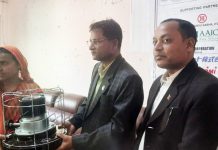 विपन्न महिलालाई धुँवा रहित आधुनिक स्टोभ वितरण