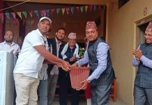 विद्यार्थीले प्रदान गरे;फूलसहितको गमला