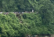 काठमाण्डौबाट जाेमसाेमका लागि छुटेको बस त्रिशूली नदीमा खस्याे,६ काे मृत्यु