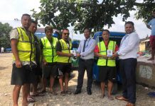 एनएमबी बैंक लालबन्दीले वितरण गर्याे;टेम्पाे चालकलाई QR र ज्याकेट