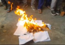 राहत शिक्षकहरुले जलाए; विद्यालय शिक्षा विधेयकको प्रतिलिपी