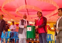 एकिकृत बिकास संस्थाले गर्याे; चतुर्भूजेश्वर बहुमुखी क्याम्पसलाई १६ थान डस्टबिन सहयोग