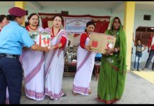 नेपाल प्रहरी श्रीमती संघले गर्याे; आगलागी पीडित परिवारलाई राहत वितरणमा