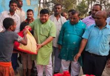 धनकौलमा आगलागी, पीडितलाई सिंह दाजुभाइकाे सहयोग