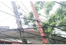 अव्यवस्थित तार पोलका कारण, दुर्घटनाको जोखिम बढ्यो