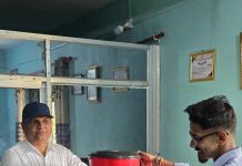 दुई विद्यार्थीले प्रदान गरे;क्याम्पसलाई सरसफाई सामग्री