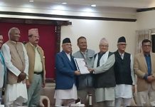 सर्लाहीबाट पुगेको टाेलीले प्रधानमन्त्रीलाई बुझायो; ध्यानाकर्षण पत्र