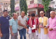 कृषि औजार कारखाना सञ्चालनका लागि सहयोग जुटाउन किताब बेच्दै लालबन्दी आइपुगे पुन