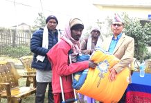 विपद् व्यवस्थापन समिति सर्लाहीले चन्द्रनगरमा वितरण गर्याे;चिसो प्रभावितलाई फाइबर सिरक