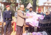 जिल्ला विपद् व्यवस्थापन समिति सर्लाहीले चिसो प्रभावित परिवारलाई वितरण गर्याे ; फाइबर सिरक