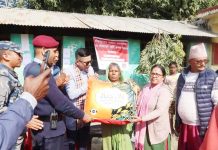 ईश्वरपुर नगरपालिकामा विपन्न नागरिकहरूलाई न्यानो कपडा वितरण