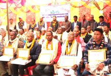 उन्नत जातका उखु खेती गर्ने किसानलाई इन्दुशंकर चिनी उद्योगले गर्याे ; सम्मान
