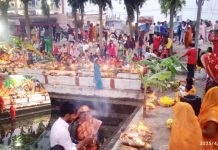 वासन्ती(चैती) छठ: व्रतालुले दिए;अस्ताउँदो सूर्यलाई अर्घ्य