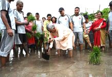 राष्ट्रपति पौडेल धान रोपाईँमा सहभागी
