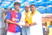 एसइइमा उत्कृष्ट पाँच जना विद्यार्थीलाई हरिपुर वडा नम्बर १ ले गर्याे; नगद दस हजार प्रदान