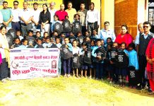 समाजसेवी भुवनध्वज थापाले गरे,विद्यालयलाई १ लाख सहयोग ;५० विद्यार्थीलाई झोला वितरण