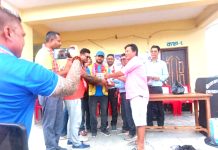 पुत्रकाे जन्मदिमा पिताले गरे ; विद्यार्थीलाई शैक्षिक सामग्री सहयोग