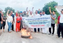 उखु किसानको आन्दोलन सुरु, चिनी मिल अगाडि टायर बालेर प्रदर्शन