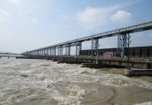 कोशी पुलमा राखियो रातो झन्डा ; खोलियो २६ वटा ढोका