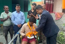 जेनजी आन्दोलनका घाइते विद्यार्थीलाई गाउँपालिका अध्यक्षले गरे; आर्थिक सहयोग