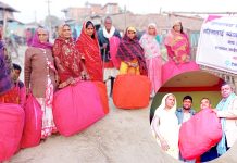 चन्द्रनगरका विपन्न महिलालाई फाइबर सिरक वितरण